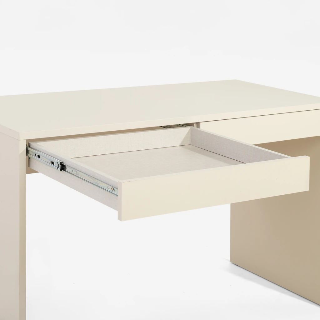 Miejsce do nauki i pracy, które porządkuje przestrzeń – biurko MILLES w naturalnym, piaskowym kolorze.