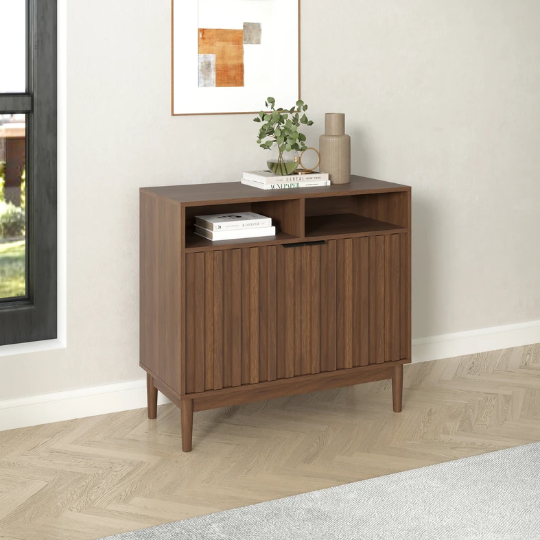 Aranżacja komody TURRO w nowoczesnym pomieszczeniu, przy beżowej ścianie