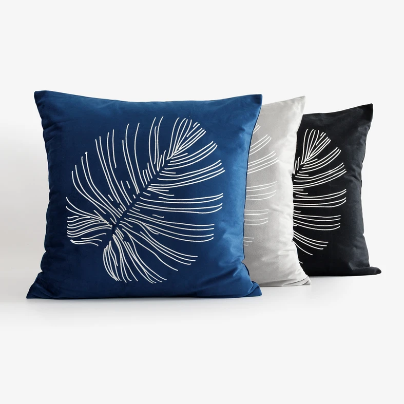 Trzy poszewki z kolekcji Saona jedna za drugą, od przodu ciemnoniebieska, jasnoszara i czarna. 