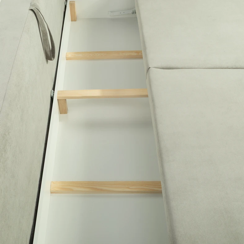 Zdjęcie sofy. Zbliżenie na pojemnik na pościel.