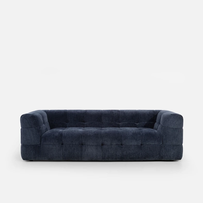 Granatowa sofa 3-osobowa z grubymi przeszyciami i oparciem na wysokości podłokietników