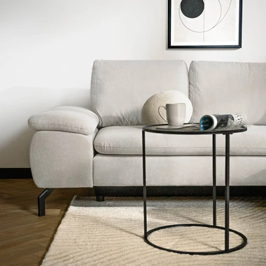 Kulatý stolek se skleněnou deskou