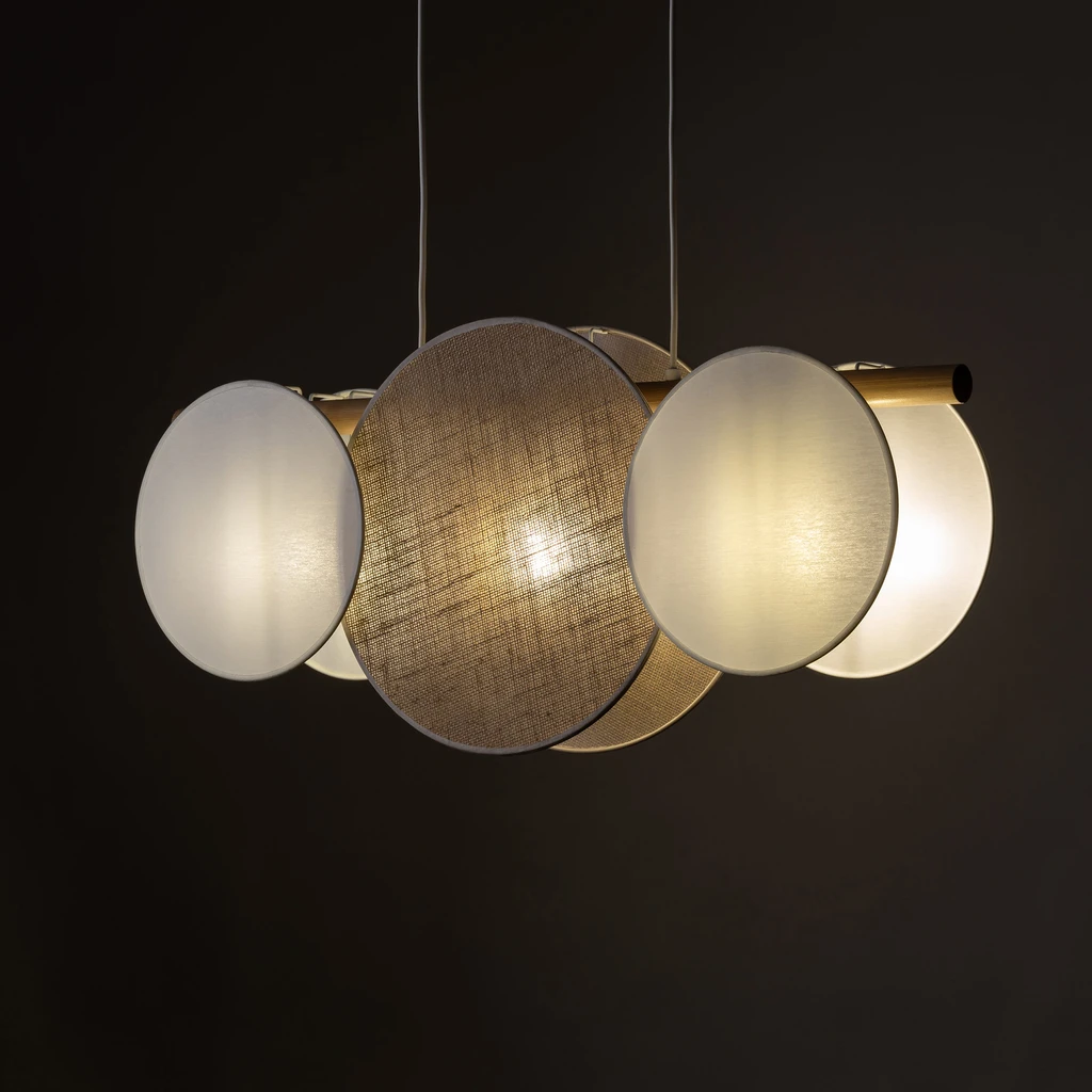 Lampa posiada oprawę przeznaczoną dla 3 żarówek LED typu E27 o mocy maksymalnej 15W.