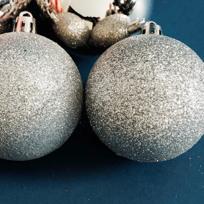 Sada 70 kusů stříbrných vánočních baněk v krabičce