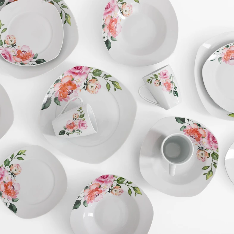 Rzut z góry, zestaw obiadowy z delikatnym kwiatowym wzorem na białej porcelanie. Naczynia mają lekko kwadratowy kształt.