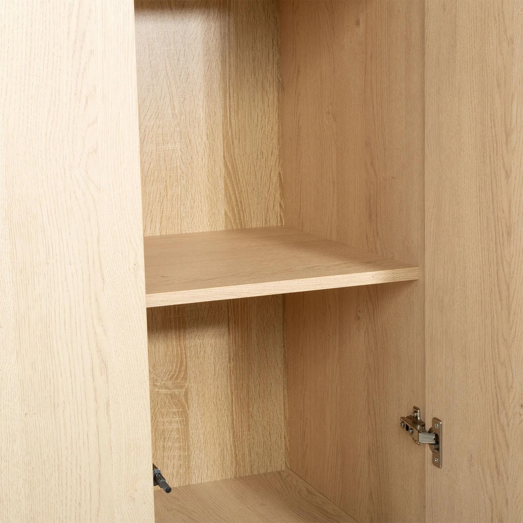 Widok na wnętrze półek w kolorze jasnego drewna