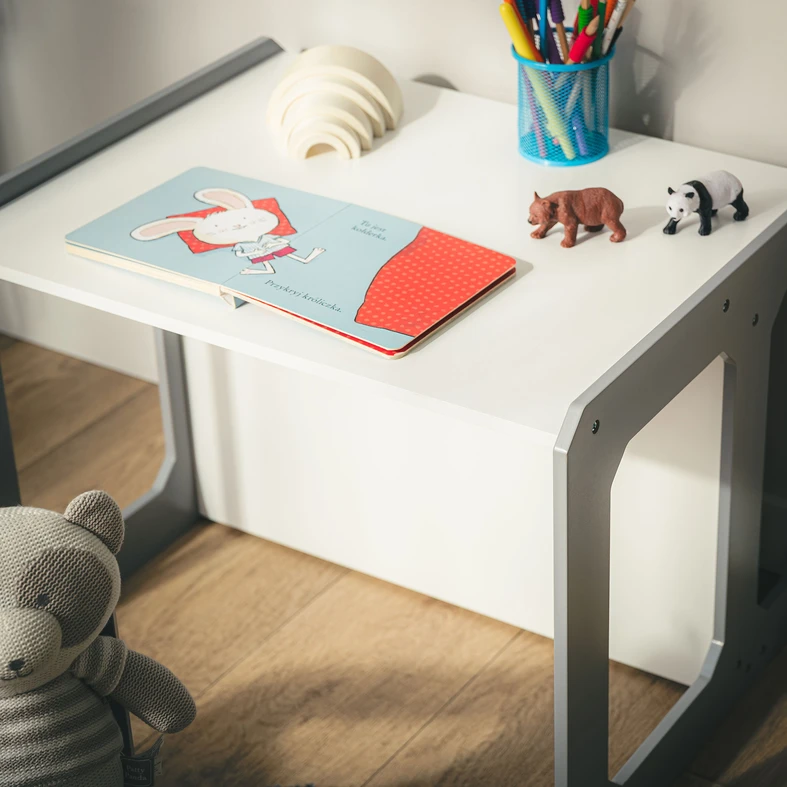 Komplet stolika i krzesełka z możliwością zmiany krzesełka na mały stoliczek, a stolika na duże krzesło.