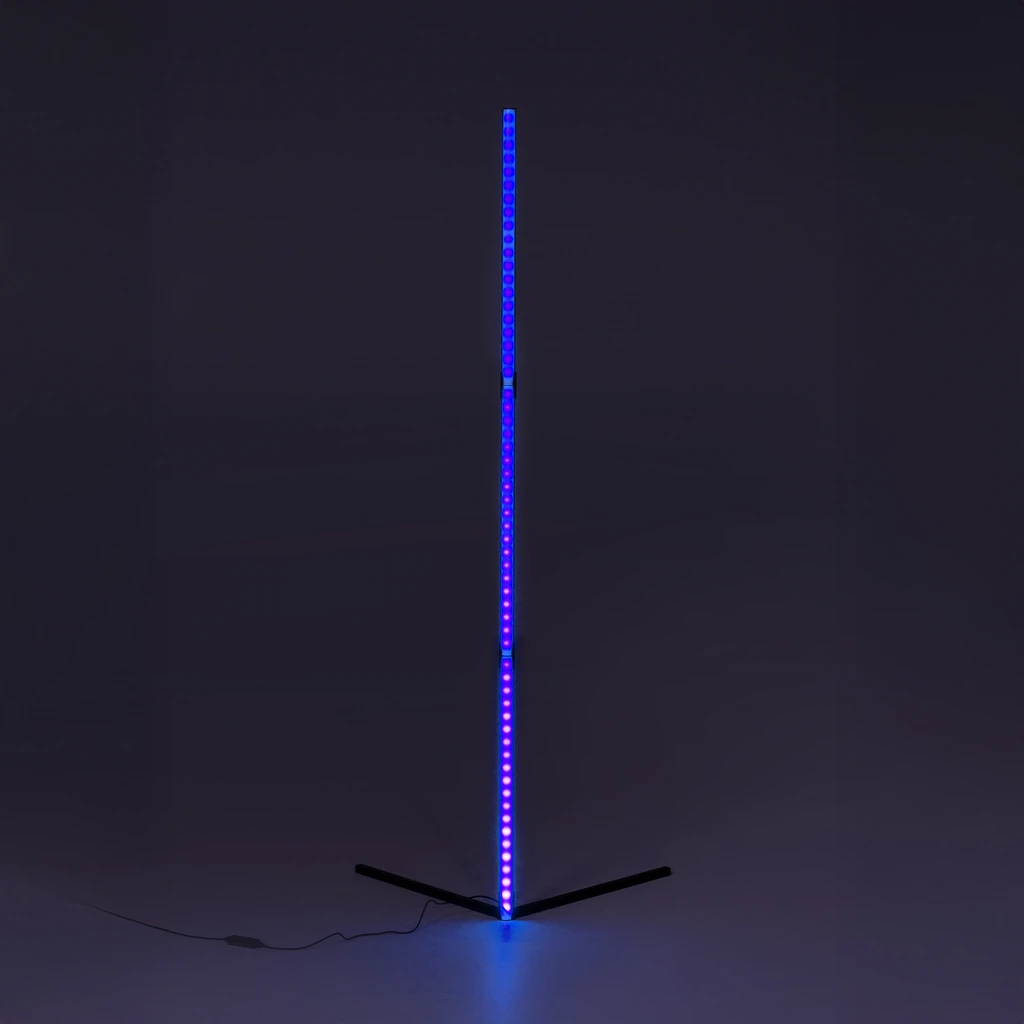 Wyposażona jest w wbudowane diody LED, które zapewniają oświetlenie w szerokim spektrum kolorów RGB.