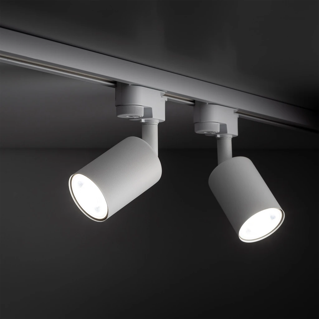 Oprawa lampy podpięta jest do wyciągu TRACER (szyny), który zapewnia łatwe manewrowanie.