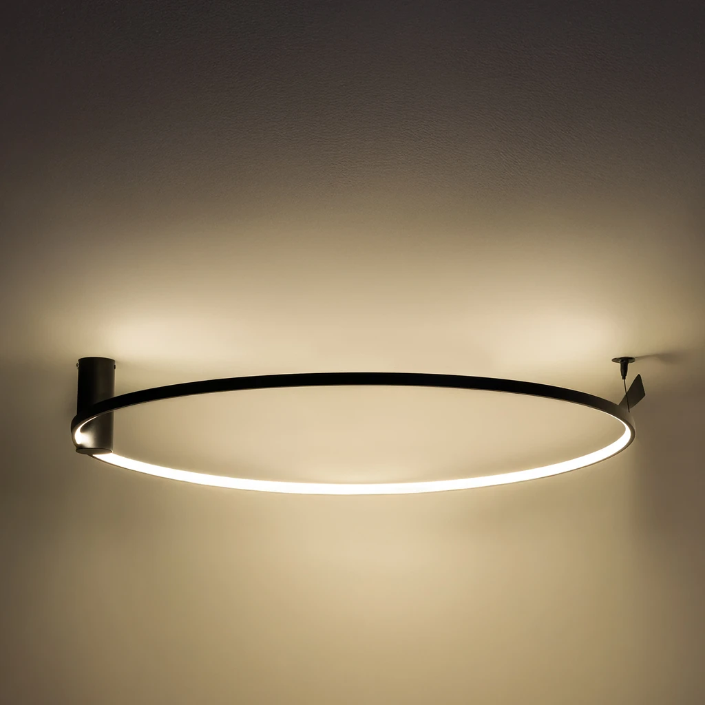 W modelu sufitowym HORIK zintegrowane z obudową oświetlenie LED ma moc 40W i strumień świetlny rzędu 4400 lumenów.
