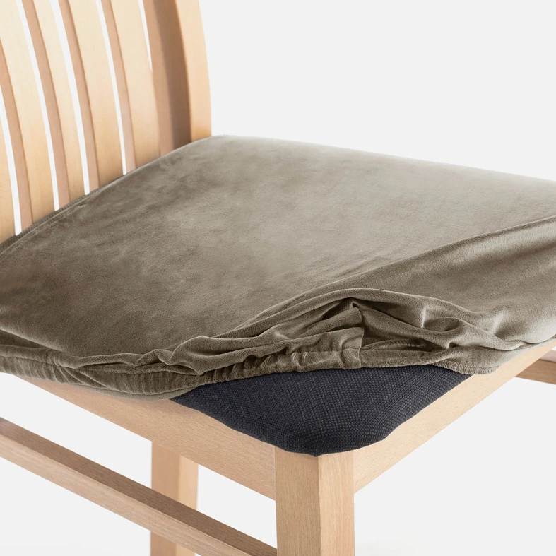 Zdjęcie częściowo założonego pokrowca. Widać marszczenia i fakturę materiału.