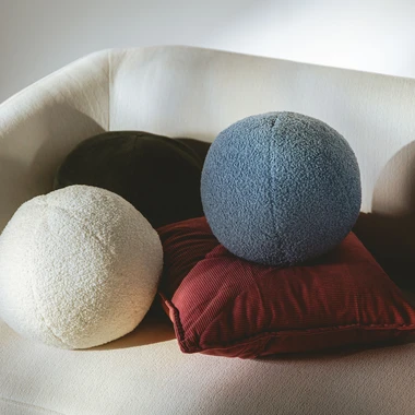 Dekorační modrý polštář BALL 27 cm