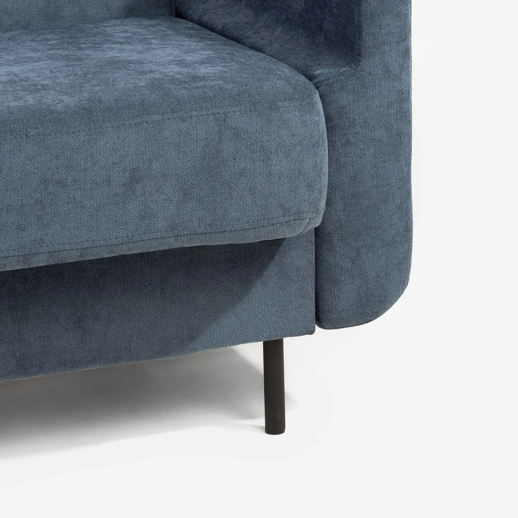 Czarne, okrągłe i cienkie nóżki wersalki