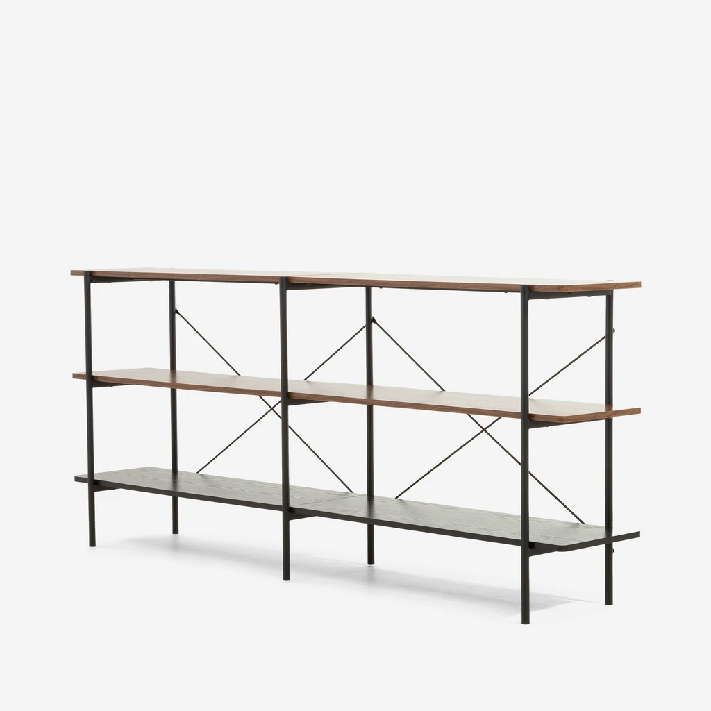 Niski regał z szerokimi półkami, na czarnych metalowych nogach