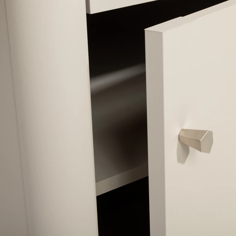 Detal, widok uchylonego frontu szafki z widocznym wykończeniem i jasnym uchwytem