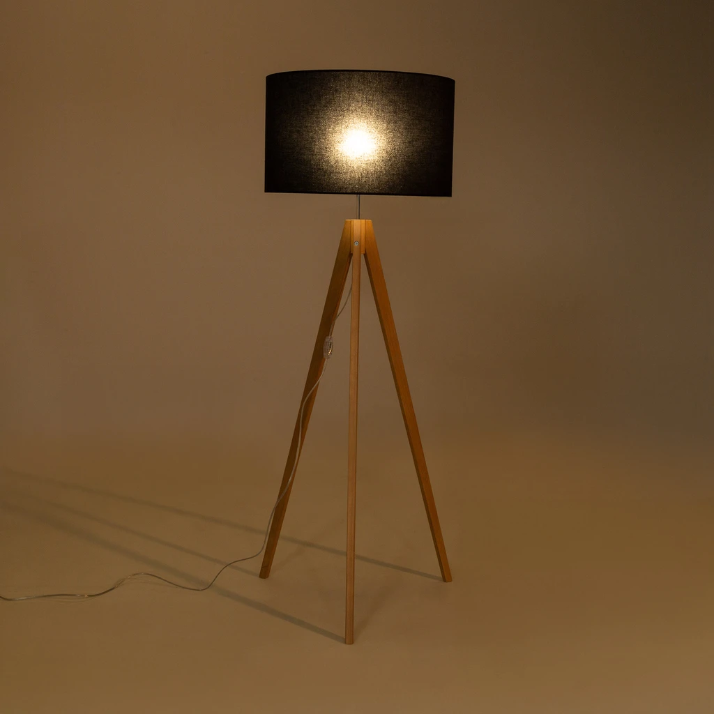 Černá lampa na dřevěné trojnožce TREVISO
