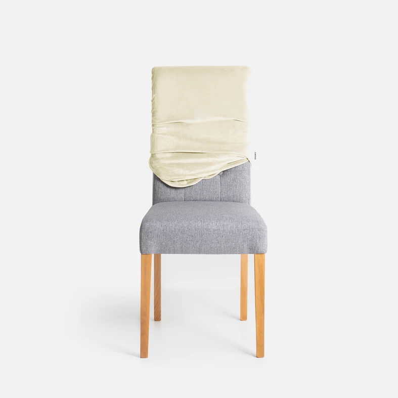 Zdjęcie częściowo założonego pokrowca. Widać marszczenia i fakturę materiału.