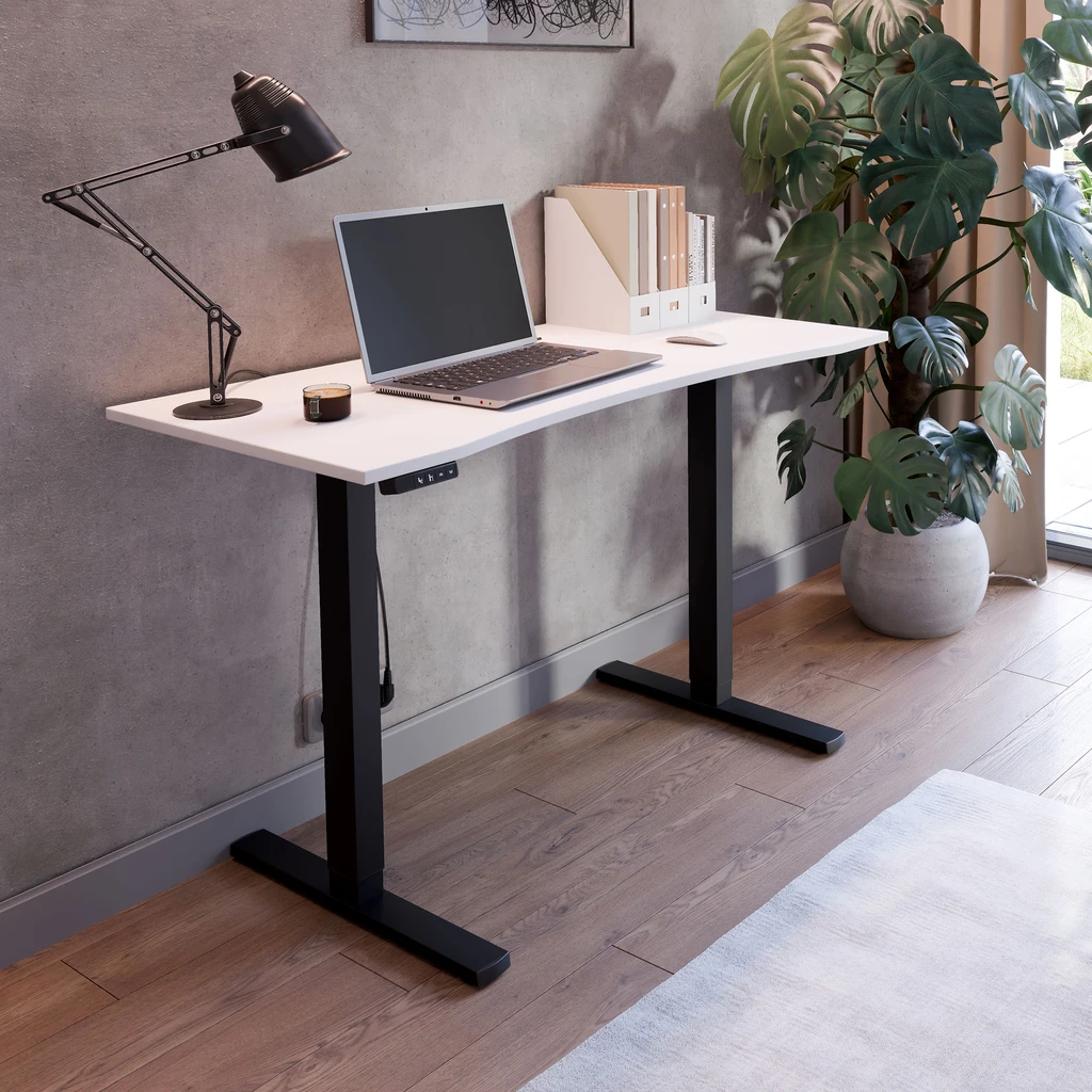 Kompaktowy rozmiar 120x58 cm sprawdzi się w domowym biurze lub pokoju młodzieżowym.