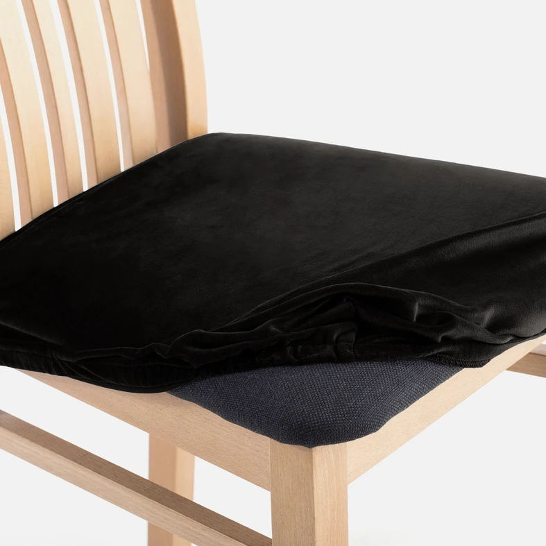 Zdjęcie częściowo założonego pokrowca. Widać marszczenia i fakturę materiału.