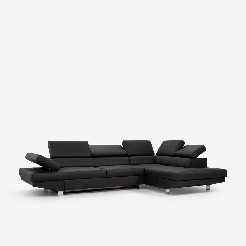 Podniesione zagłówki i podłokietnik skórzanego narożnika.