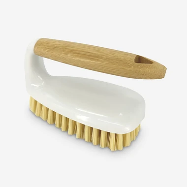 Bílý kartáč na čištění s bambusovou rukojetí