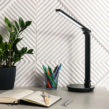 Černá stolní LED lampa s kulatou základnou