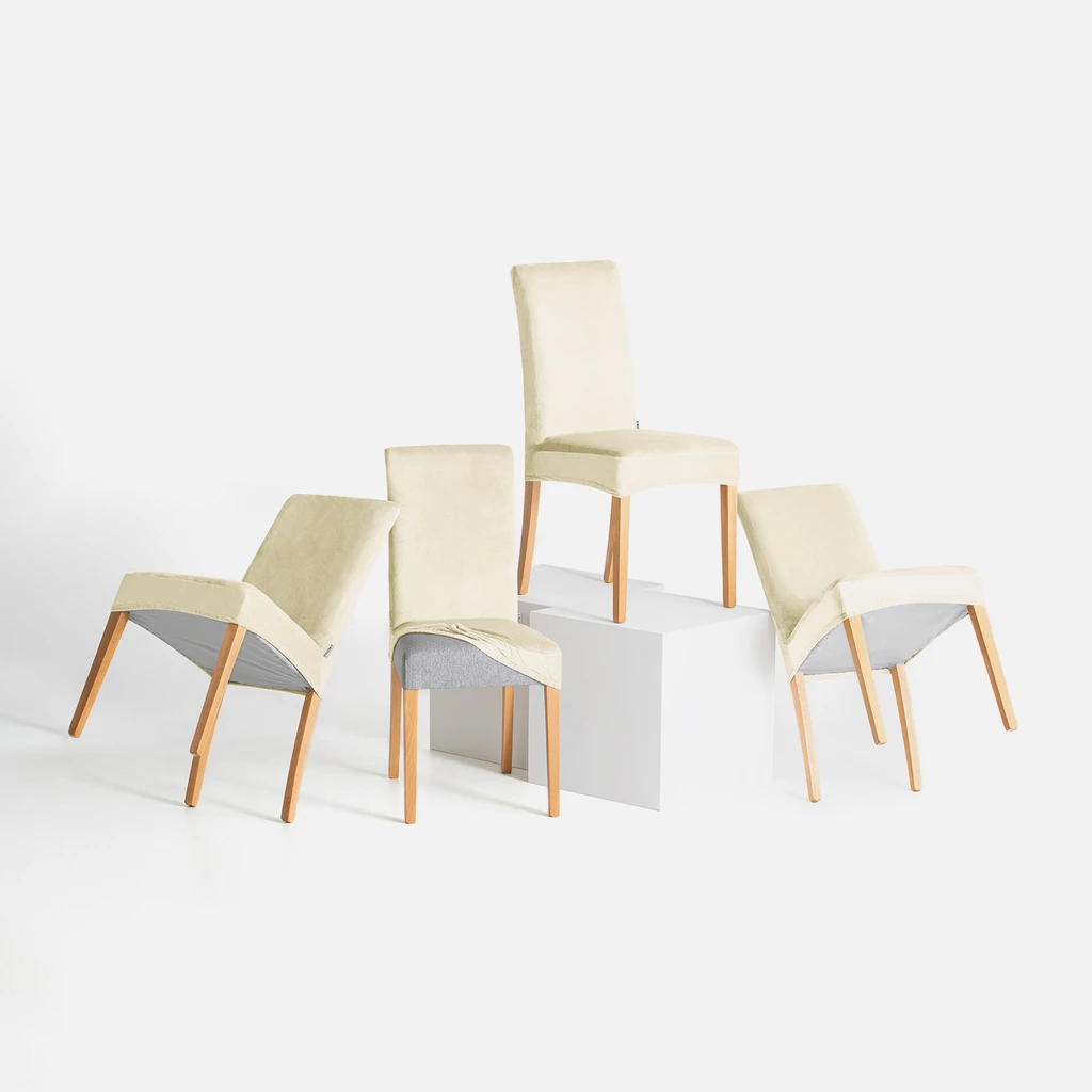 Aranżacja. Na zdjęciu kilka krzeseł z pokrowcami. 