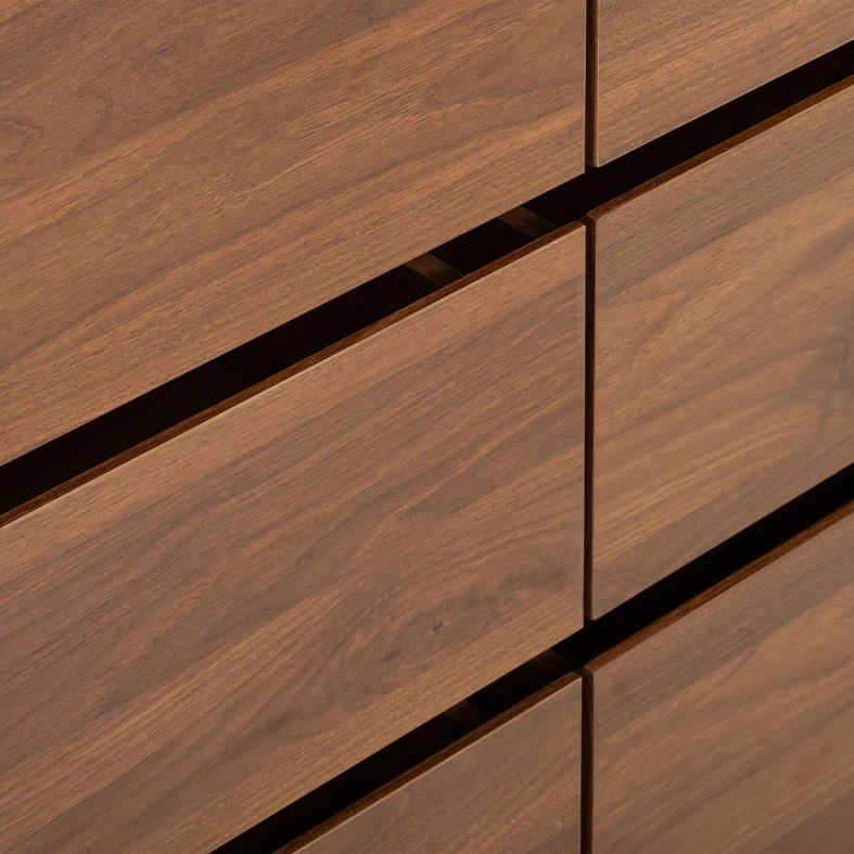 Detal, wykończenie frontów komody w kolorze ciemnego drewna