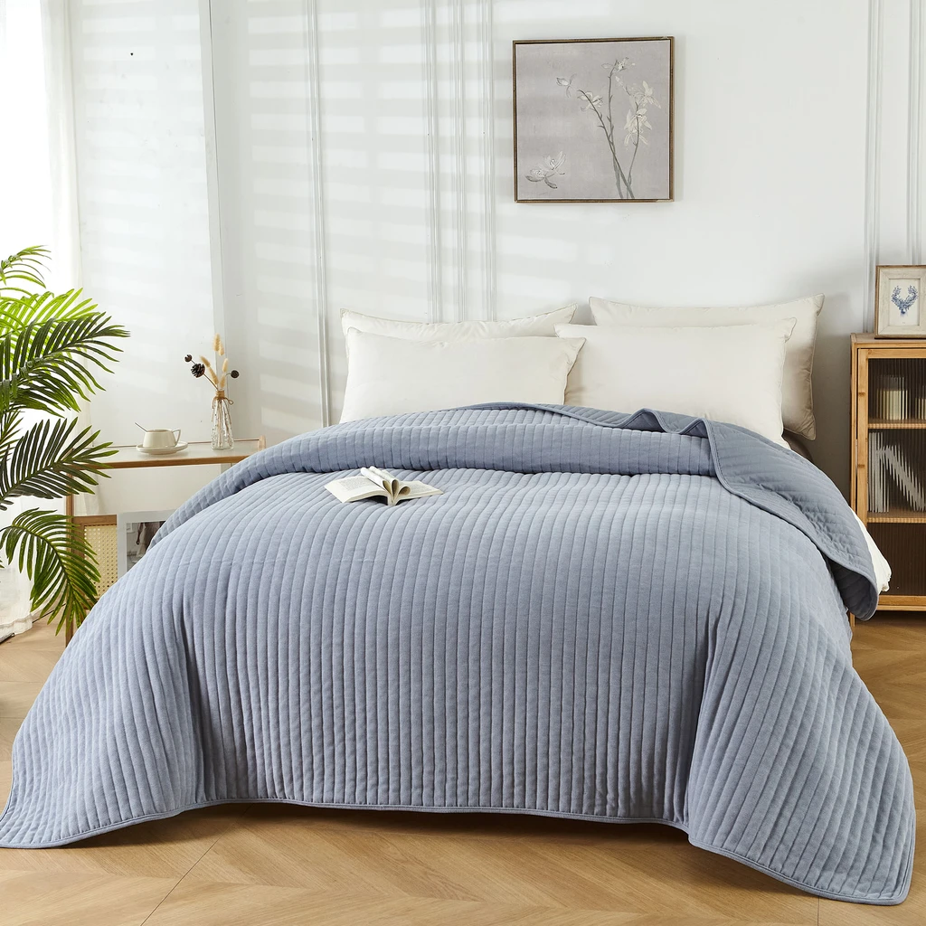 Szara narzuta o dekoracyjnej fakturze w pasy