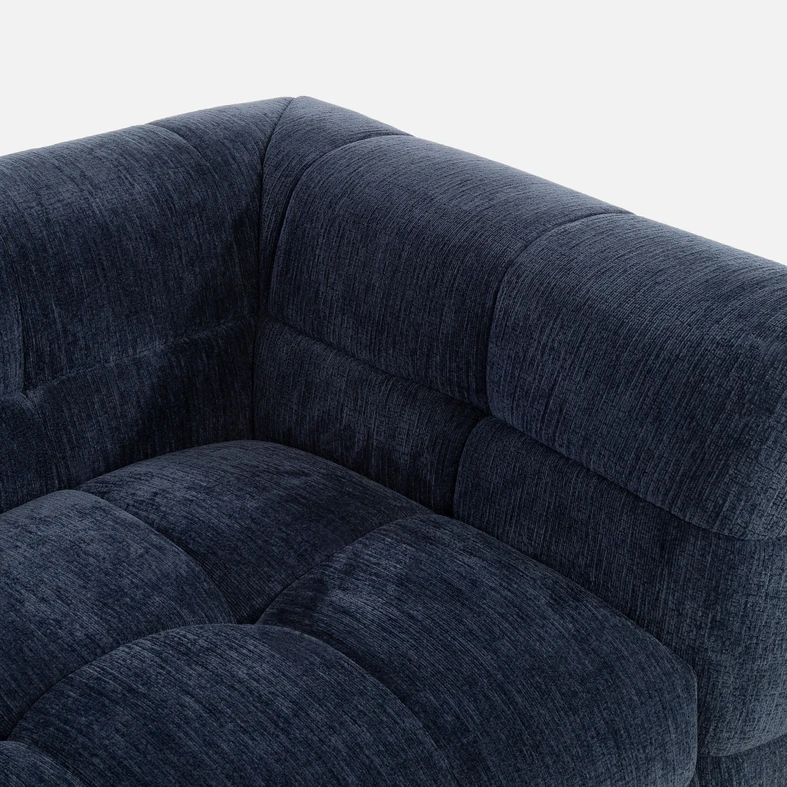 Detal, zbliżenie na wykończenie sofy