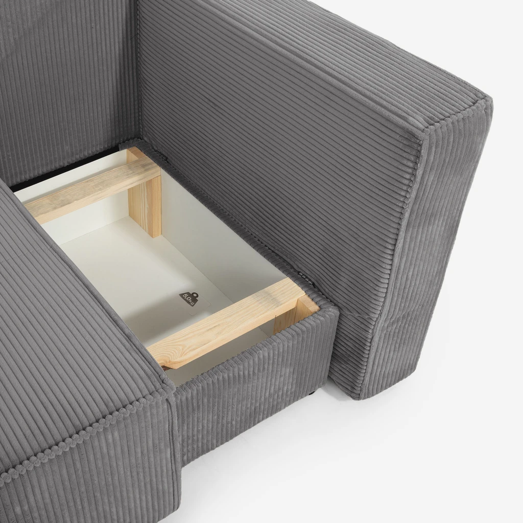 Szara sofa LUSO otula miękkością i zaprasza, by zatrzymać się na moment w rytmie codzienności.