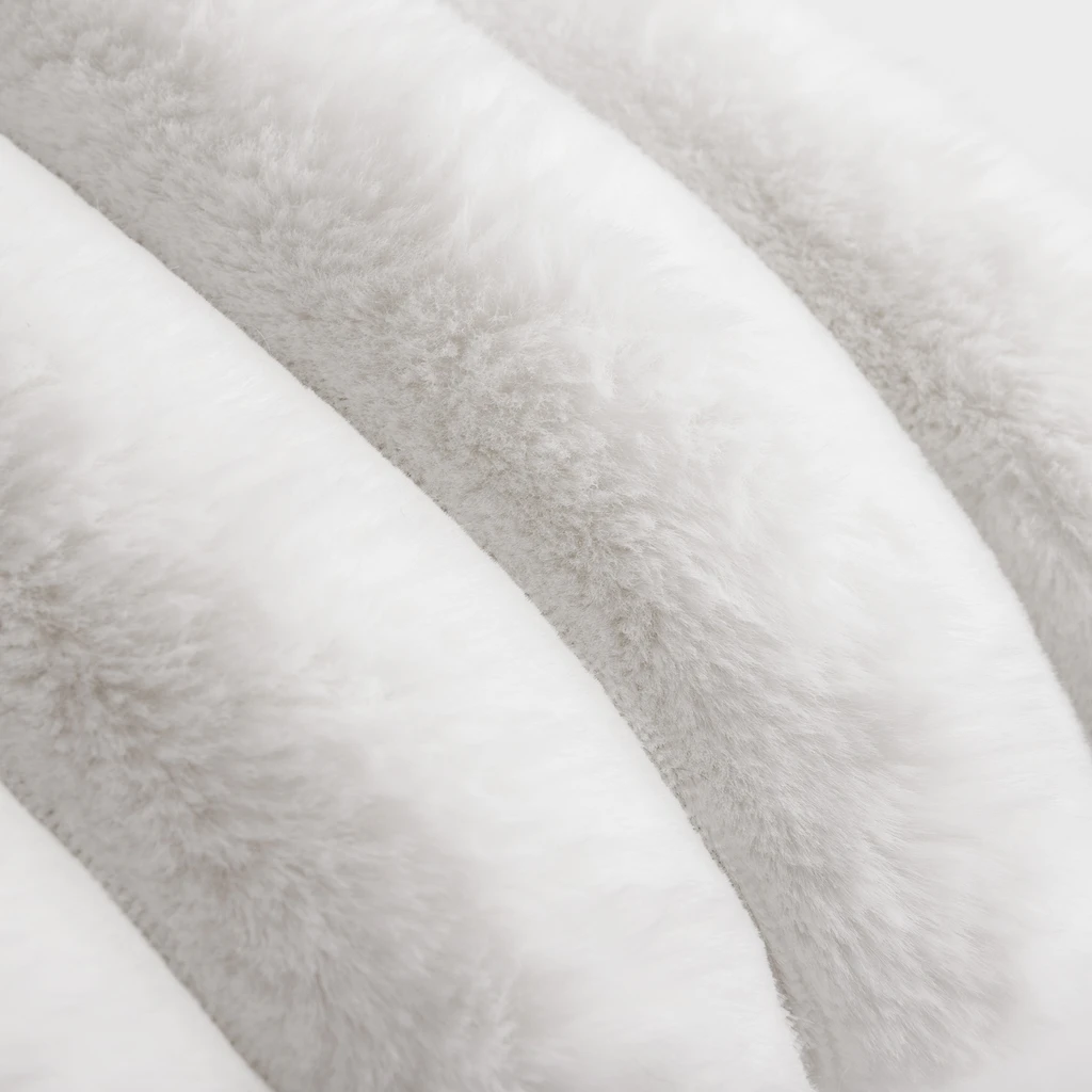 Poszewka biała ELLE 45x45 cm Biała poszewka z dekoracyjnym króliczym sztucznym futerkiem