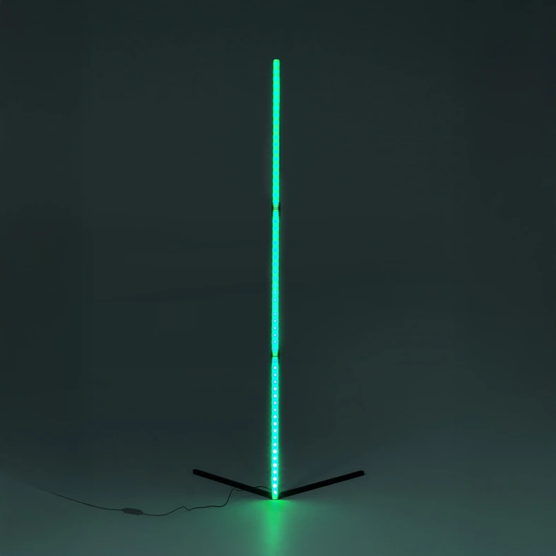 Wyposażona jest w wbudowane diody LED, które zapewniają oświetlenie w szerokim spektrum kolorów RGB.