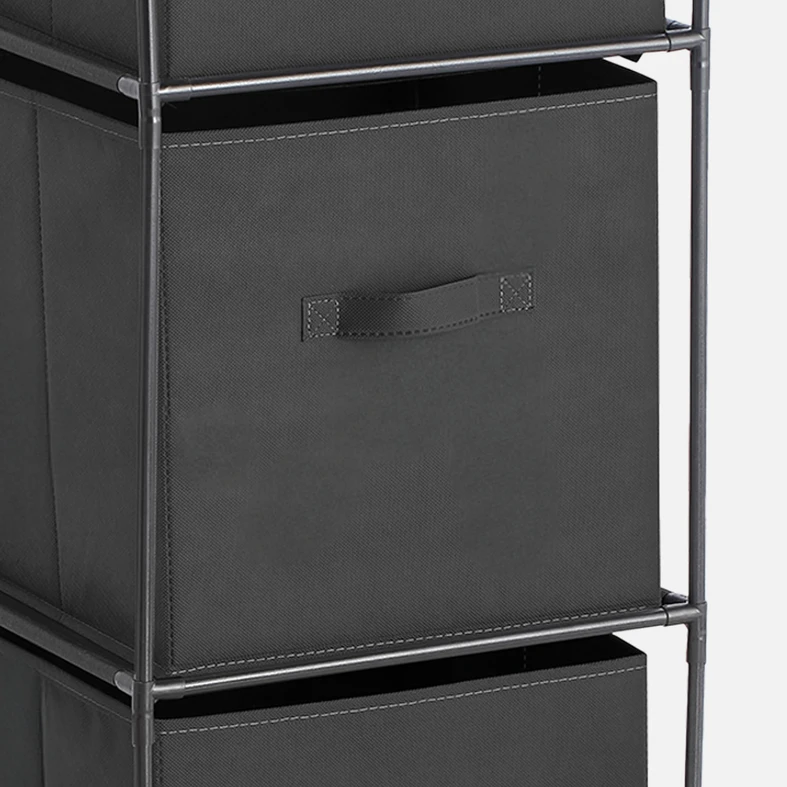 Zbliżenie na pojedynczy czarny kosz, widoczny materiałowy czarny uchwyt.