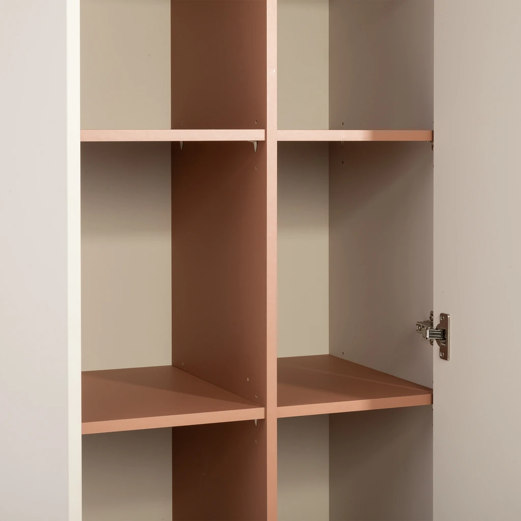 Regał MILLES w odcieniach piasku i terracotty doda wnętrzu przytulności i porządku.