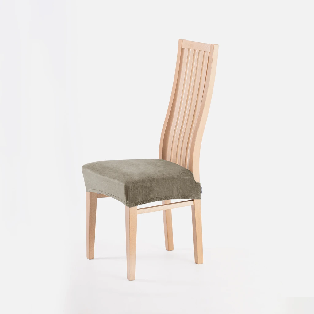 Zdjęcie pokrowca założonego na krzesło. Zdjęcie pod kątem. 