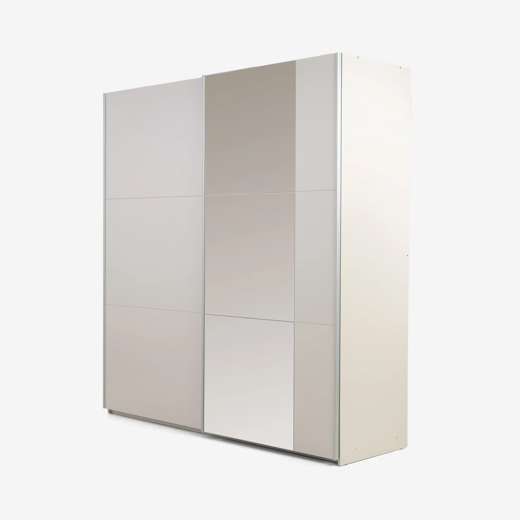 Kaszmirowa szafa z przesuwnymi frontami, na jednym znajduje się lustro