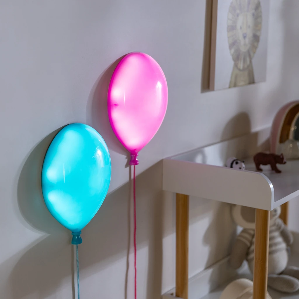 Kinkiet BALLOON LED w różowym kolorze oświetli i ozdobi wnętrze pokoju dziecięcego.