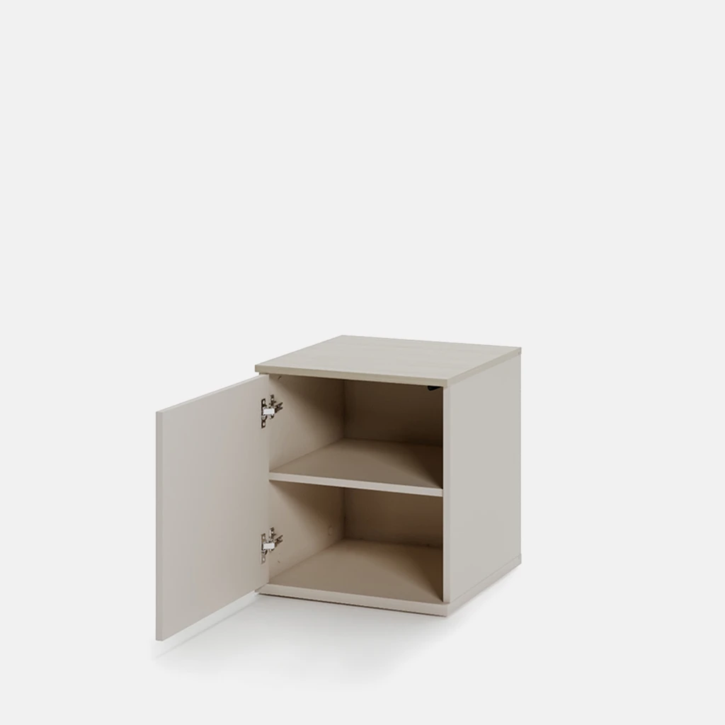 Otwarta szafka nocna z widocznymi 2 półkami