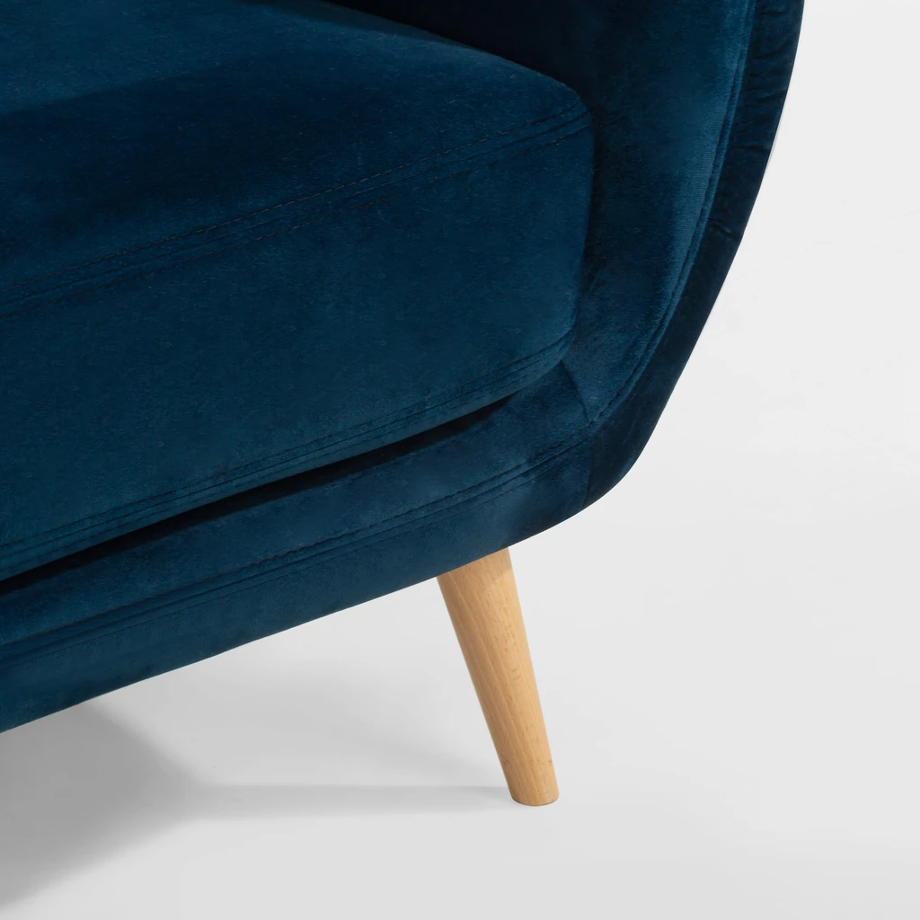 Sofa dwuosobowa w ciemnoniebieskiej tkaninie