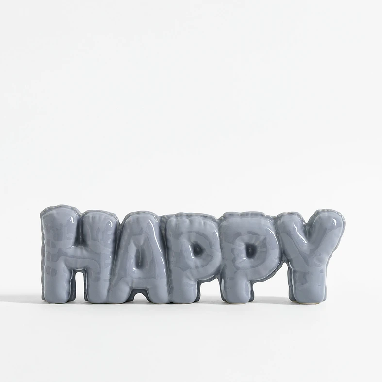 Šedá dekorace s nápisem HAPPY
