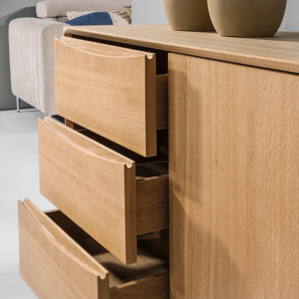 Częściowo uchylone szuflady z frezowaniem, służące za uchwyty