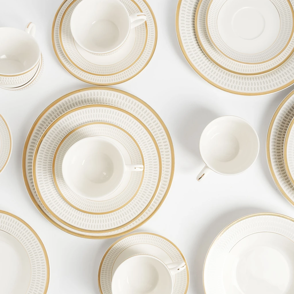 Komplet 30 elementów z porcelany: talerze i filiżanki 280 ml, delikatne złote zdobienie na białym tle.