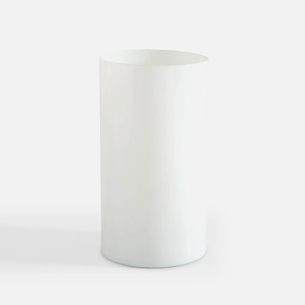 Prosty w swej formie wazon z białego szkła, kształtem przypominający cylinder.