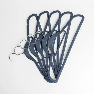 Modrá sametová ramínka VELVET, sada 5 kusů.