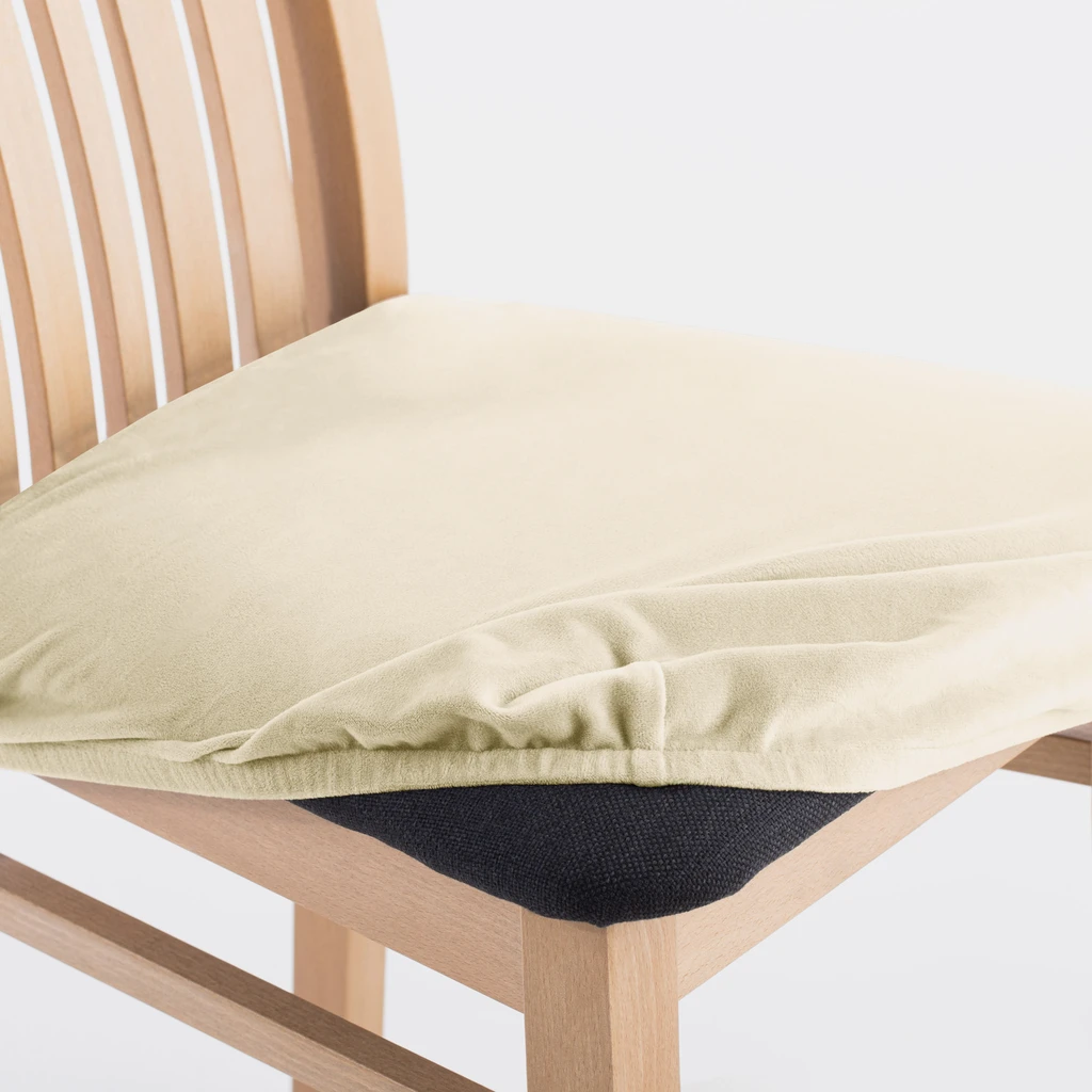 Zdjęcie częściowo założonego pokrowca. Widać marszczenia i fakturę materiału.