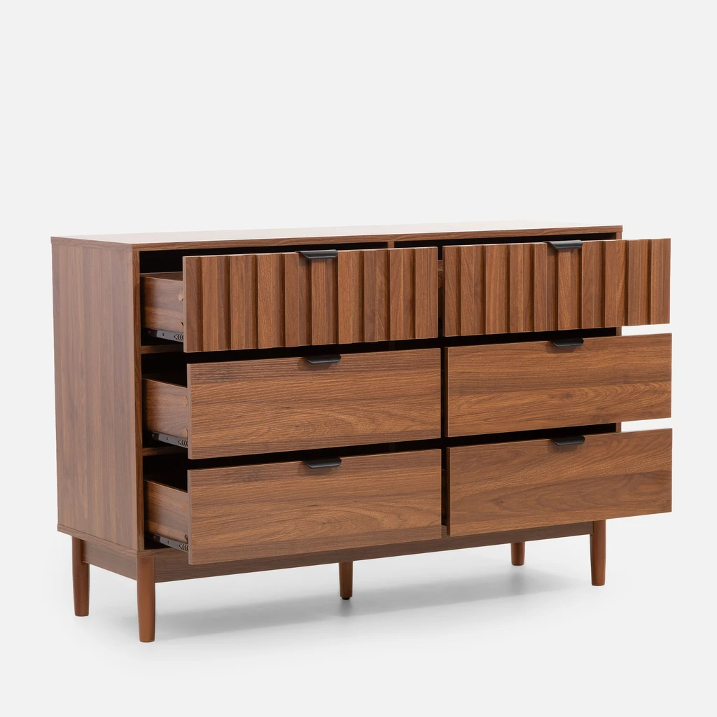 Komoda z otwartymi wszystkimi szufladami