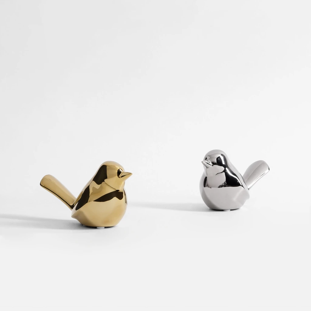 Złota i srebrna figurka w kształcie ptaka z kamionki