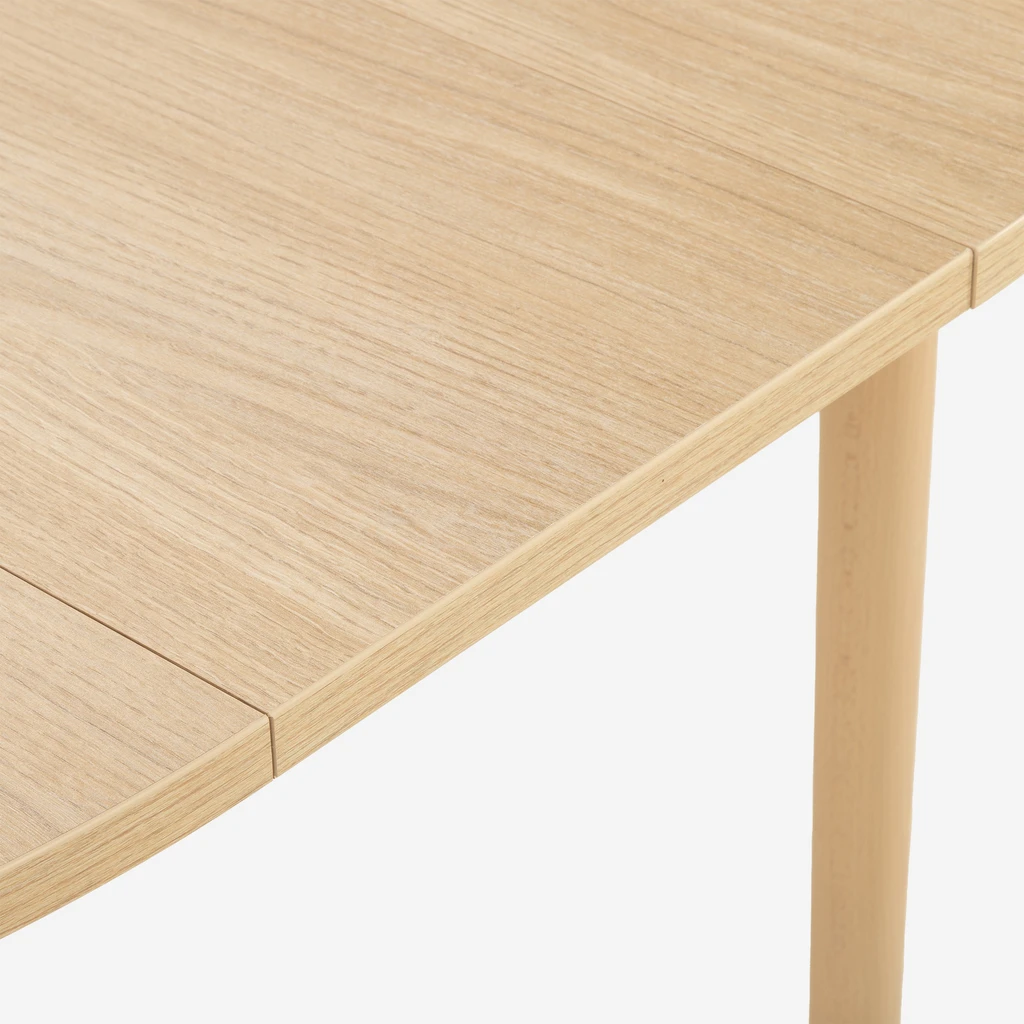 Zdjęcie stołu. Zbliżenie. Widać wzór drewna.