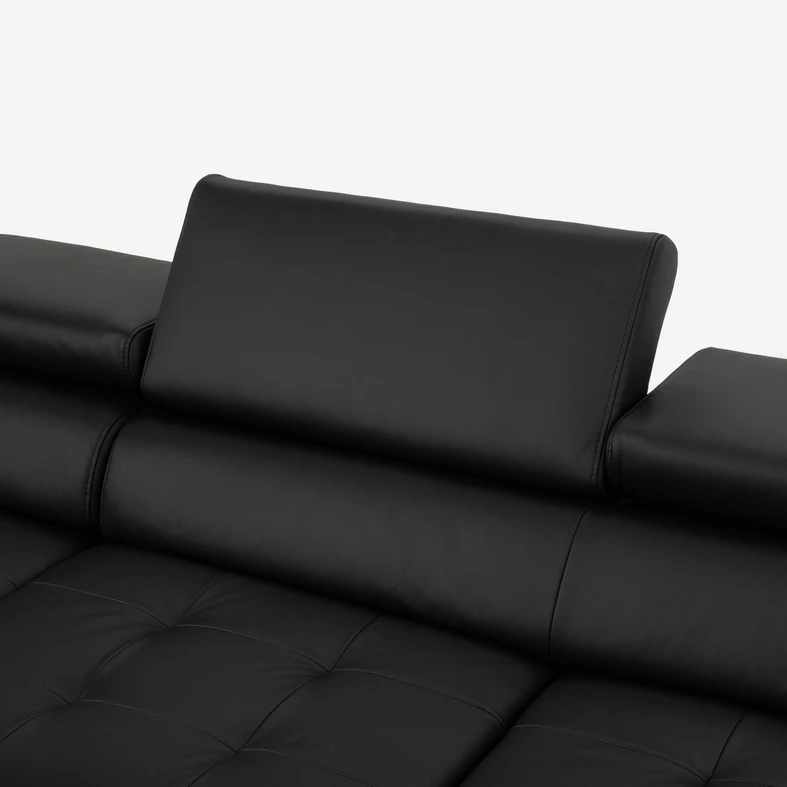 Podniesiony zagłówek oparcia umożliwia różne ułożenie.